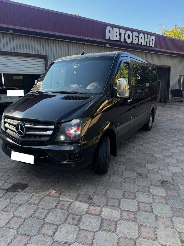 Черный Mercedes-Benz микроавтобус у здания